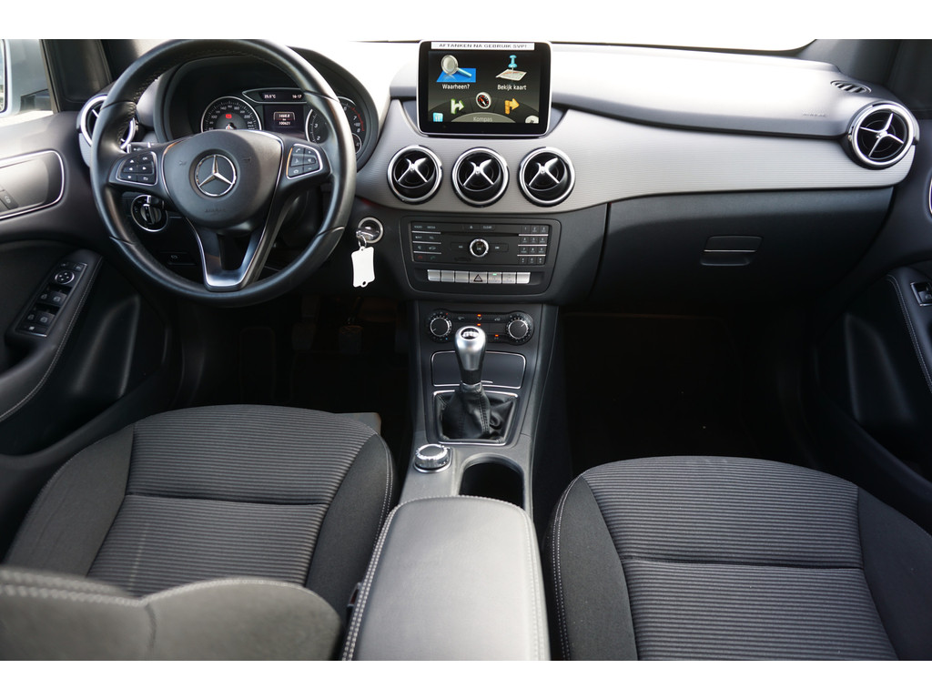 Mercedes-Benz B-Klasse 180 AMBITION Style l Facelift uitvoering l Xenon l PTS l Privacy glas l trekhaak l Airco l Navigatie 21144204-1.jpg | Sterdome B.V.