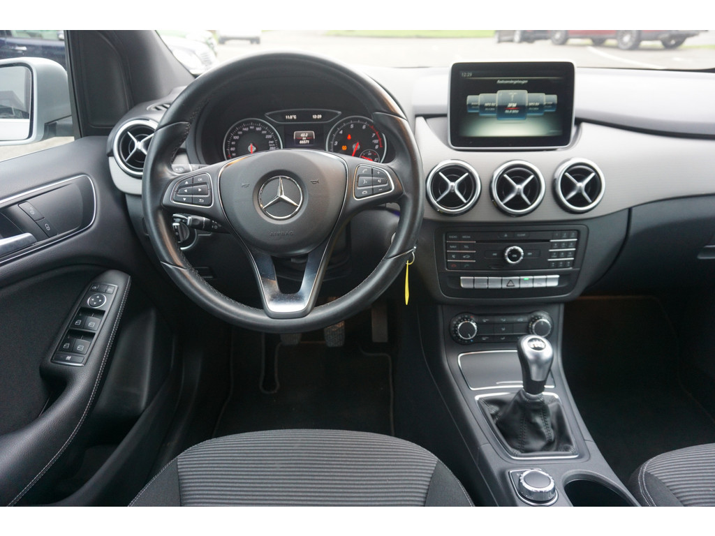 Mercedes-Benz B-Klasse 180 AMBITION Style l Facelift uitvoering l Xenon l PTS l Privacy glas l trekhaak l Airco l Navigatie 21144204-19.jpg | Sterdome B.V.