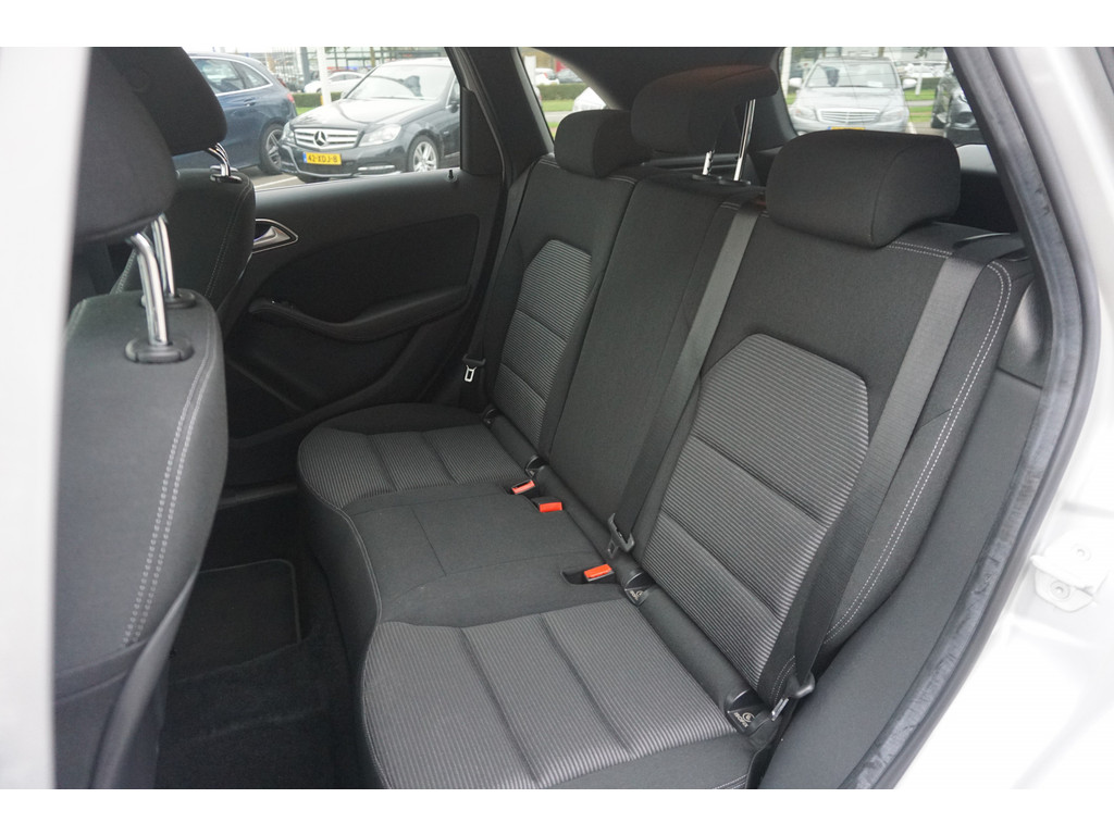 Mercedes-Benz B-Klasse 180 AMBITION Style l Facelift uitvoering l Xenon l PTS l Privacy glas l trekhaak l Airco l Navigatie 21144204-24.jpg | Sterdome B.V.