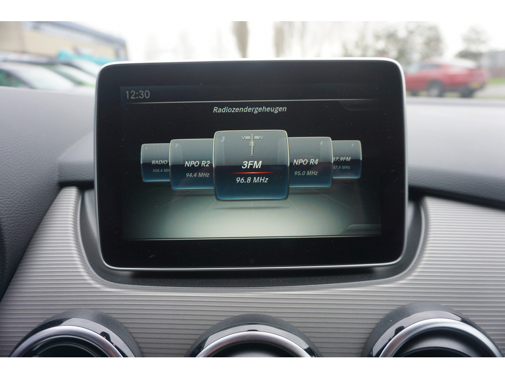 Mercedes-Benz B-Klasse 180 AMBITION Style l Facelift uitvoering l Xenon l PTS l Privacy glas l trekhaak l Airco l Navigatie 21144204-25.jpg | Sterdome B.V.