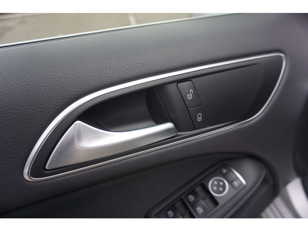 Mercedes-Benz B-Klasse 180 AMBITION Style l Facelift uitvoering l Xenon l PTS l Privacy glas l trekhaak l Airco l Navigatie 21144204-26.jpg | Sterdome B.V.