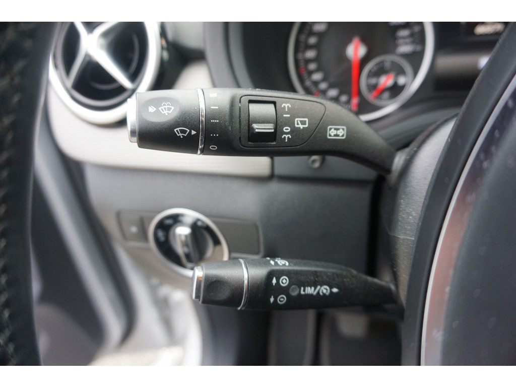 Mercedes-Benz B-Klasse 180 AMBITION Style l Facelift uitvoering l Xenon l PTS l Privacy glas l trekhaak l Airco l Navigatie 21144204-32.jpg | Sterdome B.V.