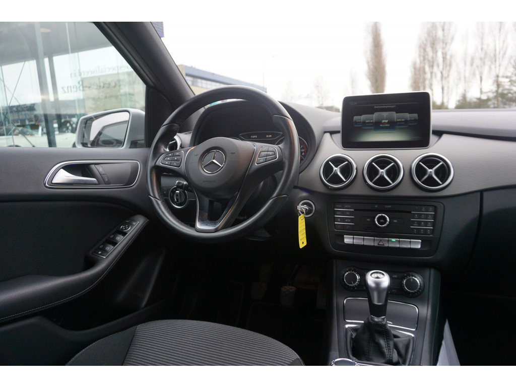 Mercedes-Benz B-Klasse 180 AMBITION Style l Facelift uitvoering l Xenon l PTS l Privacy glas l trekhaak l Airco l Navigatie 21144204-4.jpg | Sterdome B.V.