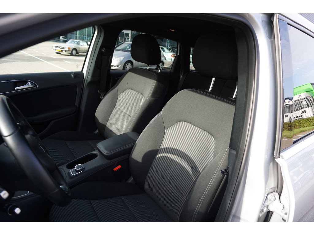 Mercedes-Benz B-Klasse 180 AMBITION Style l Facelift uitvoering l Xenon l PTS l Privacy glas l trekhaak l Airco l Navigatie 21144204-55.jpg | Sterdome B.V.