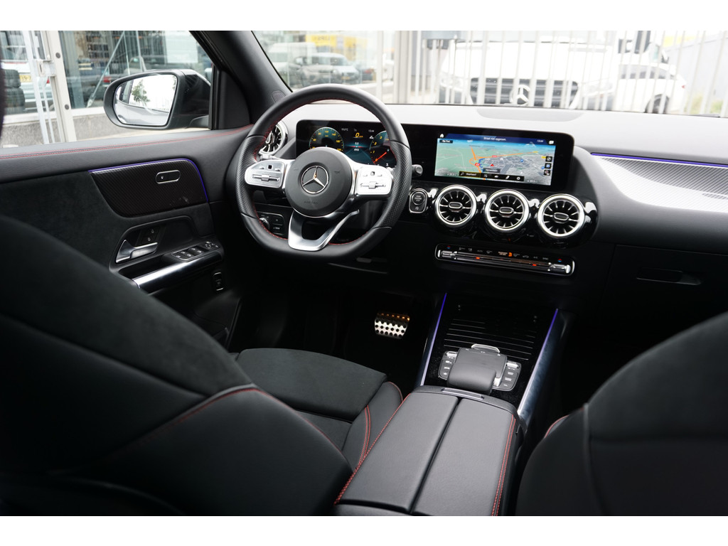 Mercedes-Benz GLA 180 AMG Line l Automaat I Achteruitrij camera l Tempomaat l Stoelverwarming l Sfeerverlichting l MBUX l Widescreen l Keyless Go 35500851-1.jpg | Sterdome B.V.