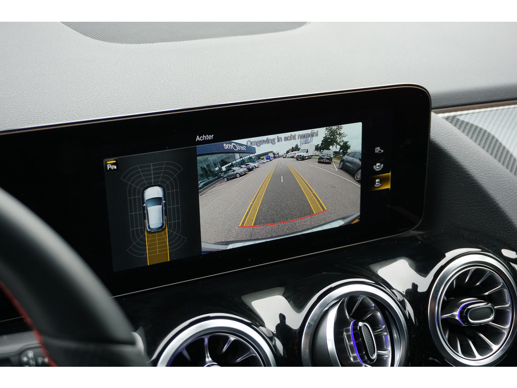 Mercedes-Benz GLA 180 AMG Line l Automaat I Achteruitrij camera l Tempomaat l Stoelverwarming l Sfeerverlichting l MBUX l Widescreen l Keyless Go 35500851-3.jpg | Sterdome B.V.