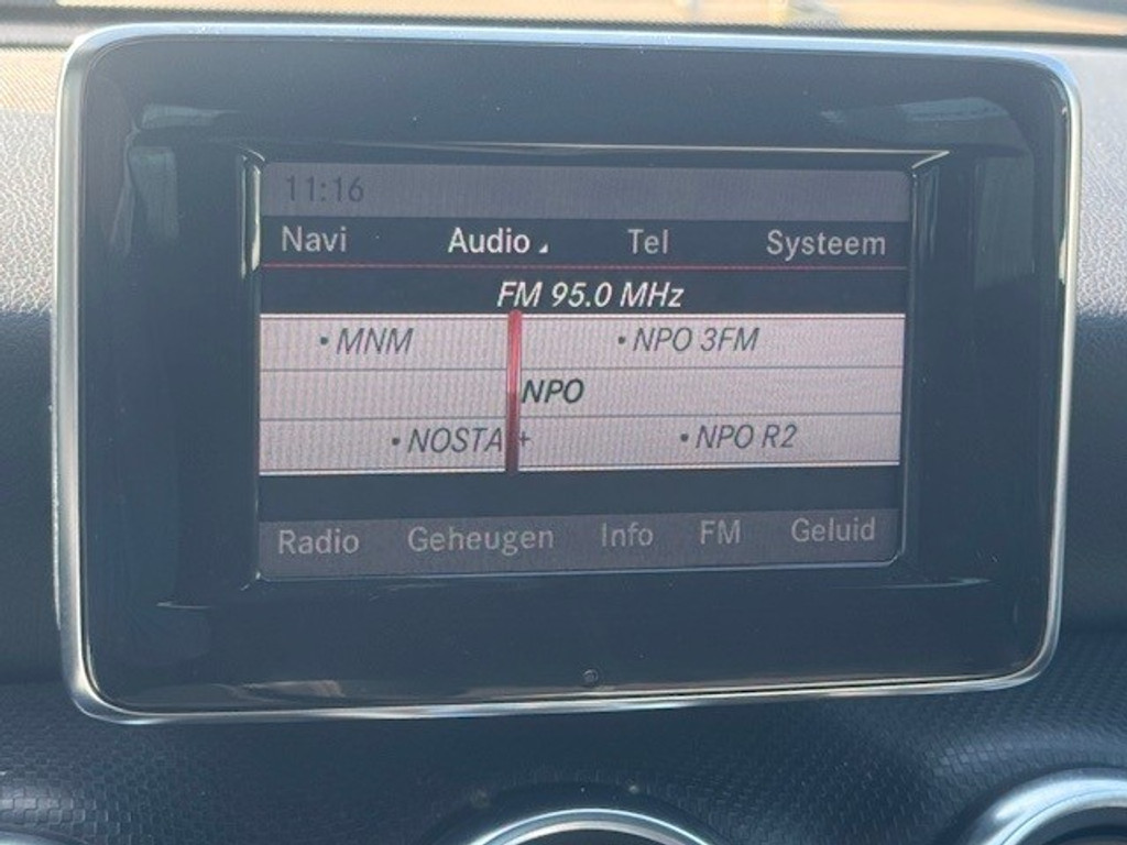 Mercedes-Benz A-Klasse 180 Ambition l Airco l Camera l Navigatie l Stoelverwarming l Adaptief remlicht l 41964268-12.jpg | Sterdome B.V.