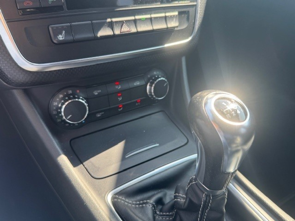 Mercedes-Benz A-Klasse 180 Ambition l Airco l Camera l Navigatie l Stoelverwarming l Adaptief remlicht l 41964268-27.jpg | Sterdome B.V.