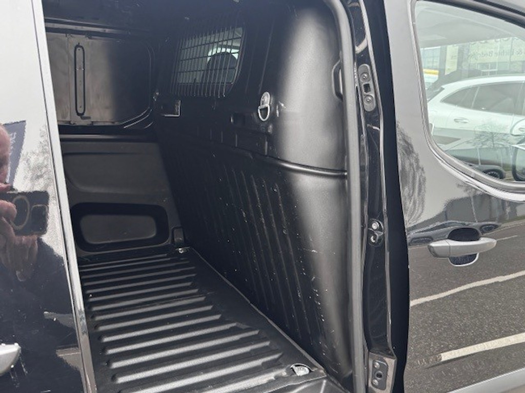 Peugeot Partner 1.6 BlueHDI Premium l Airco l Camera l Smartphone integratie l Parkeersensoren l Trekhaak l 42618482-30.jpg | Sterdome B.V.