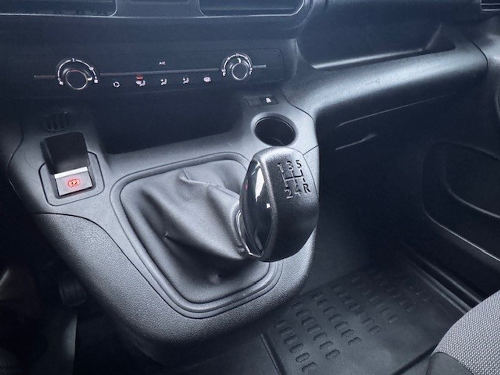 Peugeot Partner 1.6 BlueHDI Premium l Airco l Camera l Smartphone integratie l Parkeersensoren l Trekhaak l 42618482-7.jpg | Sterdome B.V.