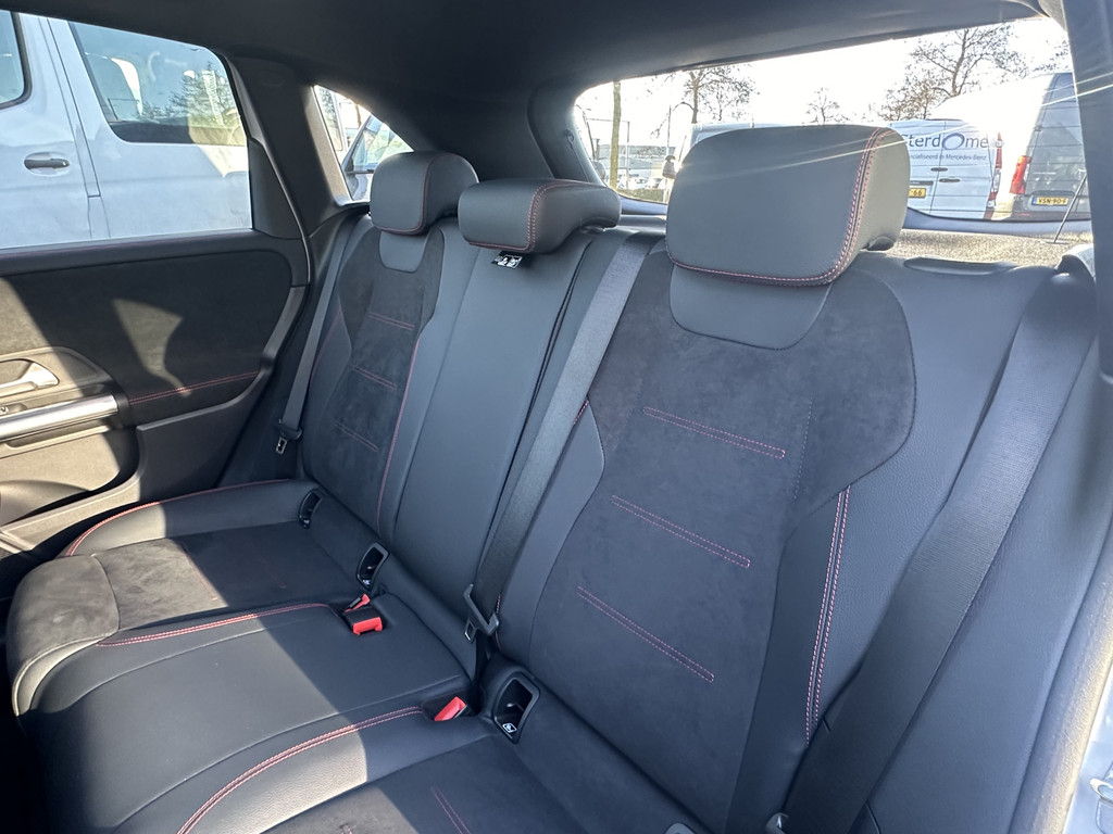 Mercedes-Benz B-klasse 200 AMG Line l Distronic l Panoramaschuifdak l MBUX l Achteruitrijcamera l Multispaaks l sportief motorgeluid l Keyless l Stoelverwarming l M 43066206-13.jpg | Sterdome B.V.