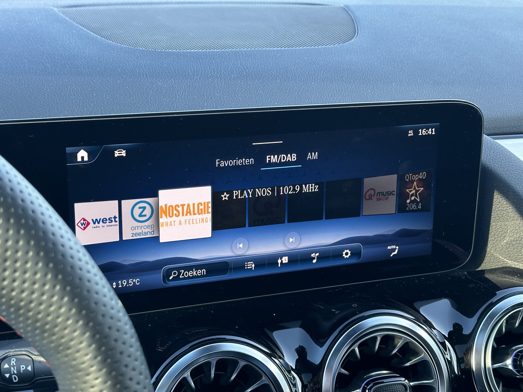 Mercedes-Benz B-klasse 200 AMG Line l Distronic l Panoramaschuifdak l MBUX l Achteruitrijcamera l Multispaaks l sportief motorgeluid l Keyless l Stoelverwarming l M 43066206-19.jpg | Sterdome B.V.