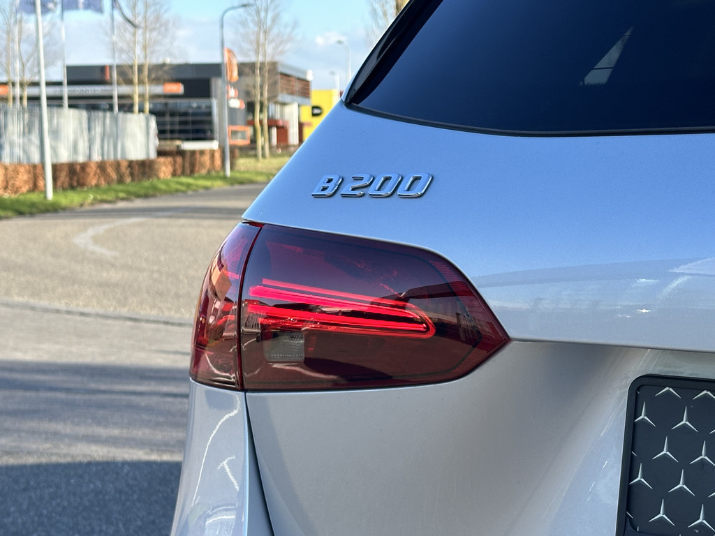 Mercedes-Benz B-klasse 200 AMG Line l Distronic l Panoramaschuifdak l MBUX l Achteruitrijcamera l Multispaaks l sportief motorgeluid l Keyless l Stoelverwarming l M 43066206-9.jpg | Sterdome B.V.