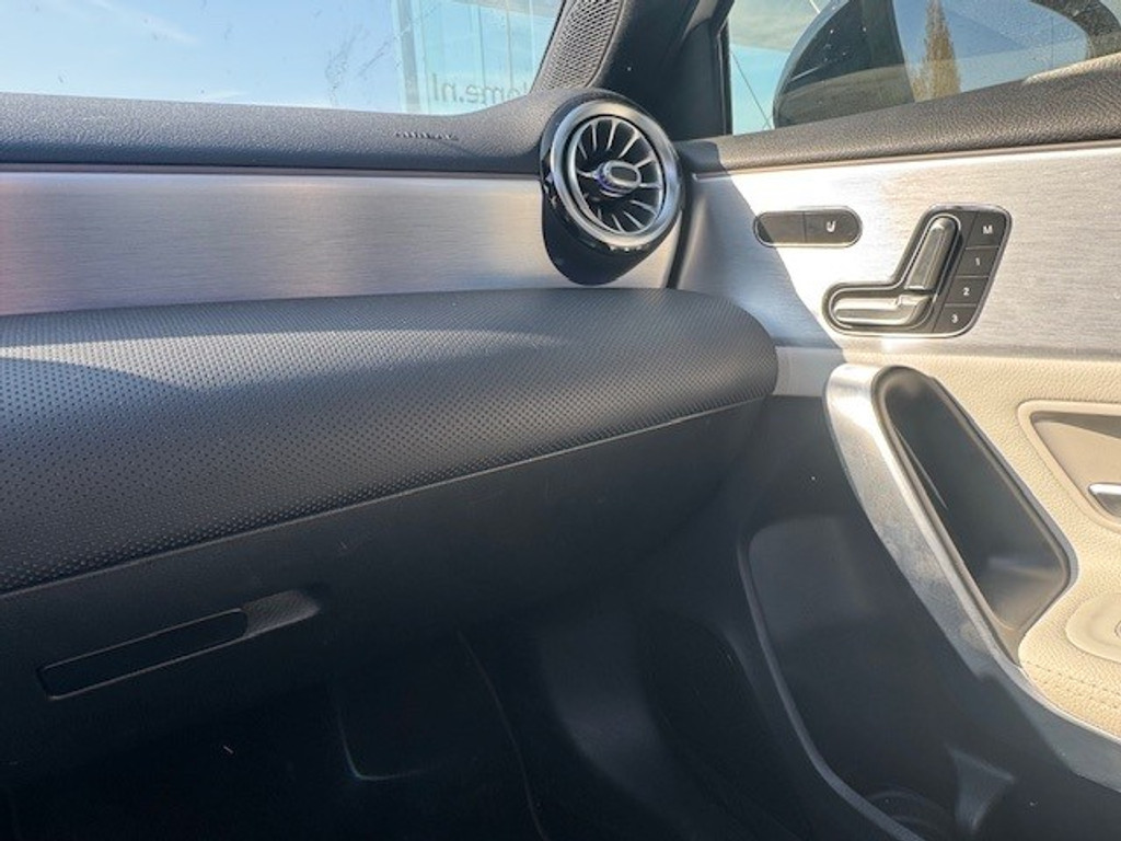 Mercedes-Benz A-Klasse 250 e Business Solution AMG Limited l Panoramaschuifdak l DISTRONIC PLUS l Trekhaak l l Memory stoelen l 360 camera l Sfeerverli 43955410-25.jpg | Sterdome B.V.