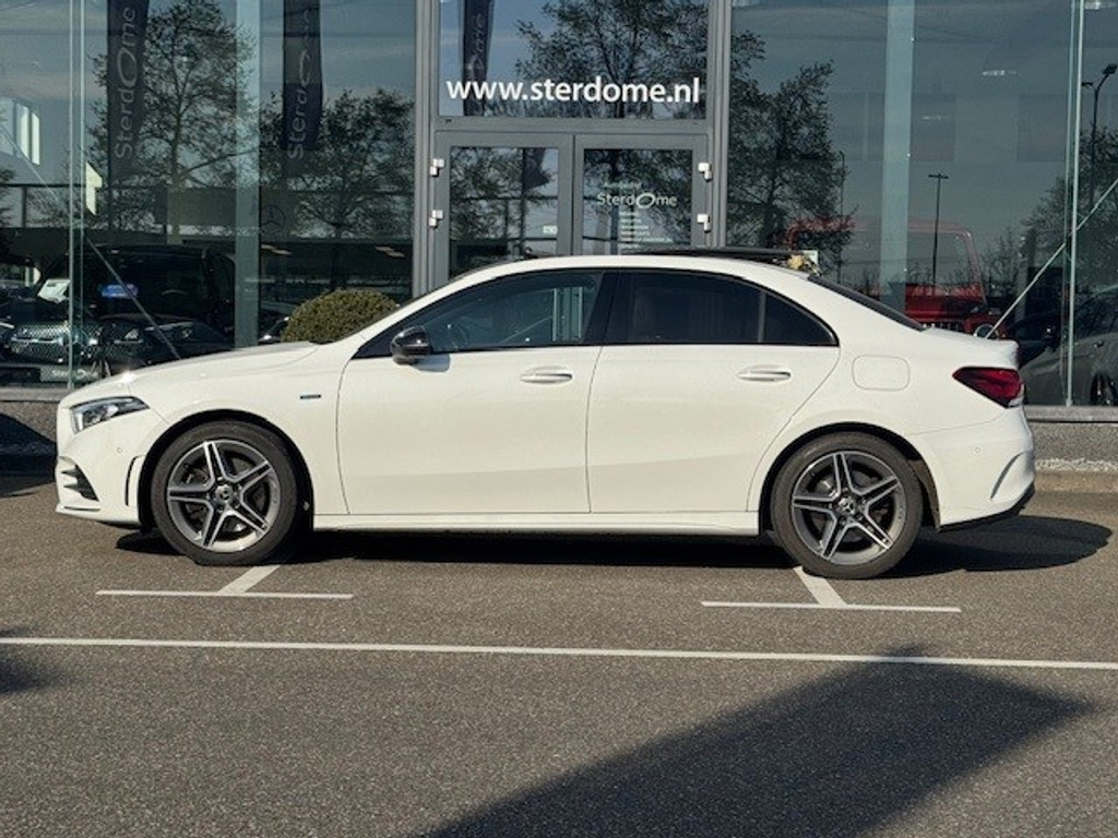 Mercedes-Benz A-Klasse 250 e Business Solution AMG Limited l Panoramaschuifdak l DISTRONIC PLUS l Trekhaak l l Memory stoelen l 360 camera l Sfeerverli 43955410-3.jpg | Sterdome B.V.