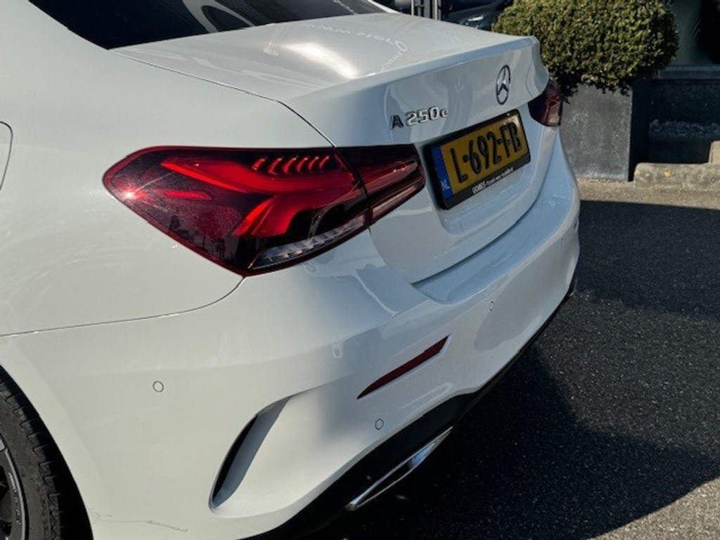 Mercedes-Benz A-Klasse 250 e Business Solution AMG Limited l Panoramaschuifdak l DISTRONIC PLUS l Trekhaak l l Memory stoelen l 360 camera l Sfeerverli 43955410-5.jpg | Sterdome B.V.