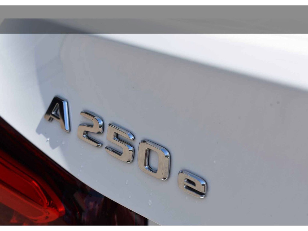 Mercedes-Benz A-Klasse 250 e Business Solution AMG Limited l Panoramaschuifdak l DISTRONIC PLUS l Trekhaak l l Memory stoelen l 360 camera l Sfeerverli 43955410-6.jpg | Sterdome B.V.