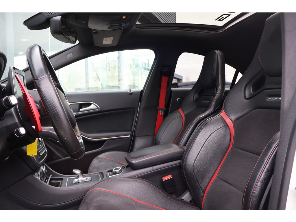 Mercedes-Benz CLA-Klasse AMG 45 4MATIC l 361 PK l Dealer onderhouden l Panoramadak l Performance stoelen l LED l THERMOTRONIC l PTS l Navi l 45361057-1.jpg | Sterdome B.V.