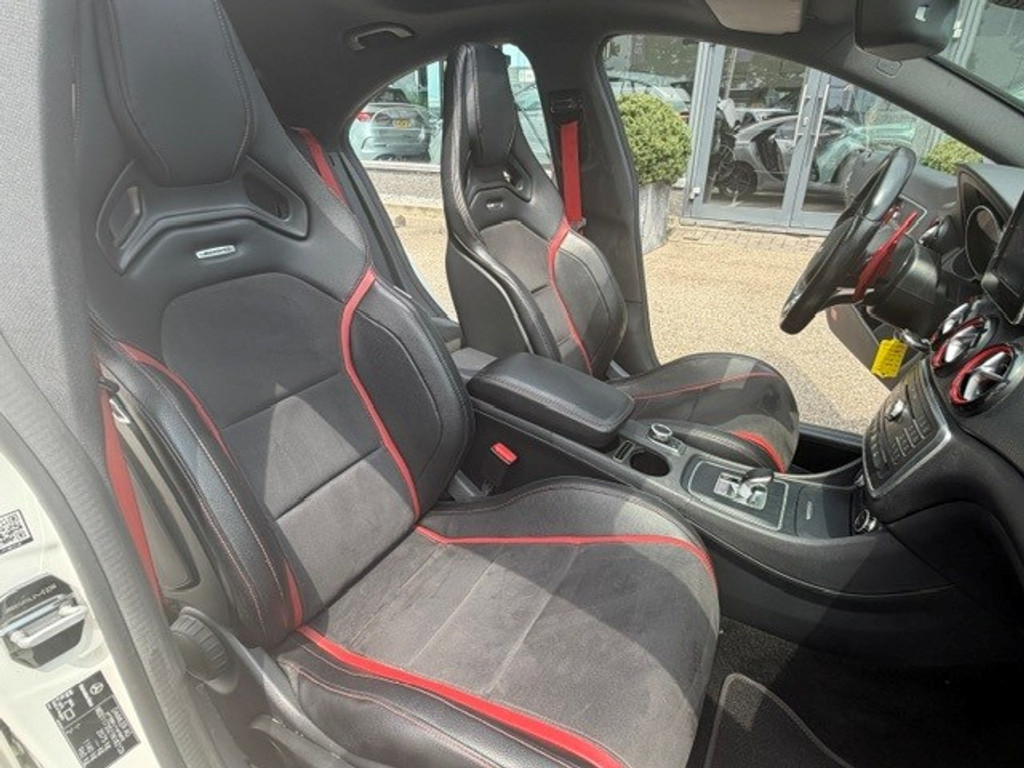 Mercedes-Benz CLA-Klasse AMG 45 4MATIC l 361 PK l Dealer onderhouden l Panoramadak l Performance stoelen l LED l THERMOTRONIC l PTS l Navi l MBUX l 45361057-1.jpg | Sterdome B.V.