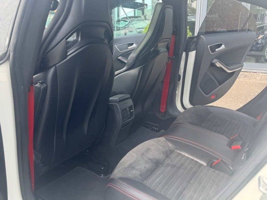 Mercedes-Benz CLA-Klasse AMG 45 4MATIC l 361 PK l Dealer onderhouden l Panoramadak l Performance stoelen l LED l THERMOTRONIC l PTS l Navi l 45361057-21.jpg | Sterdome B.V.