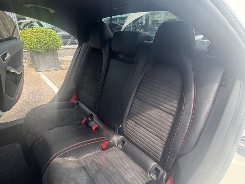 Mercedes-Benz CLA-Klasse AMG 45 4MATIC l 361 PK l Dealer onderhouden l Panoramadak l Performance stoelen l LED l THERMOTRONIC l PTS l Navi l 45361057-22.jpg | Sterdome B.V.