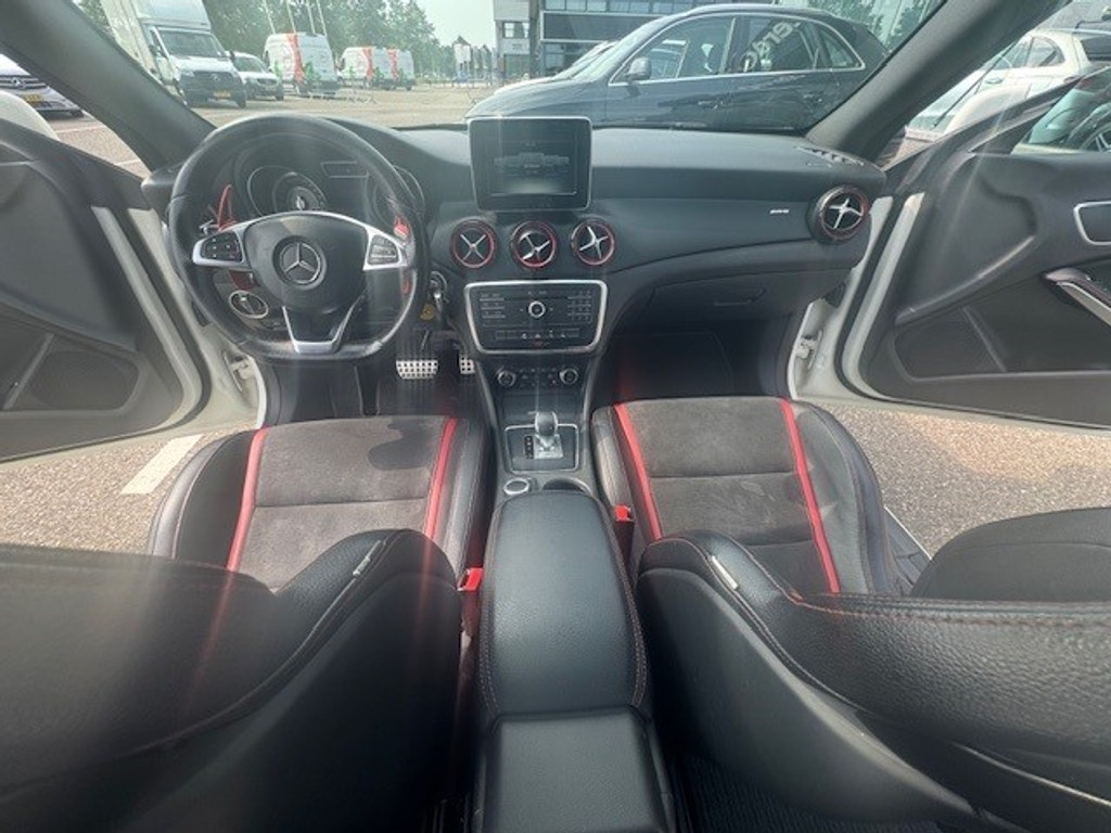 Mercedes-Benz CLA-Klasse AMG 45 4MATIC l 361 PK l Dealer onderhouden l Panoramadak l Performance stoelen l LED l THERMOTRONIC l PTS l Navi l 45361057-23.jpg | Sterdome B.V.