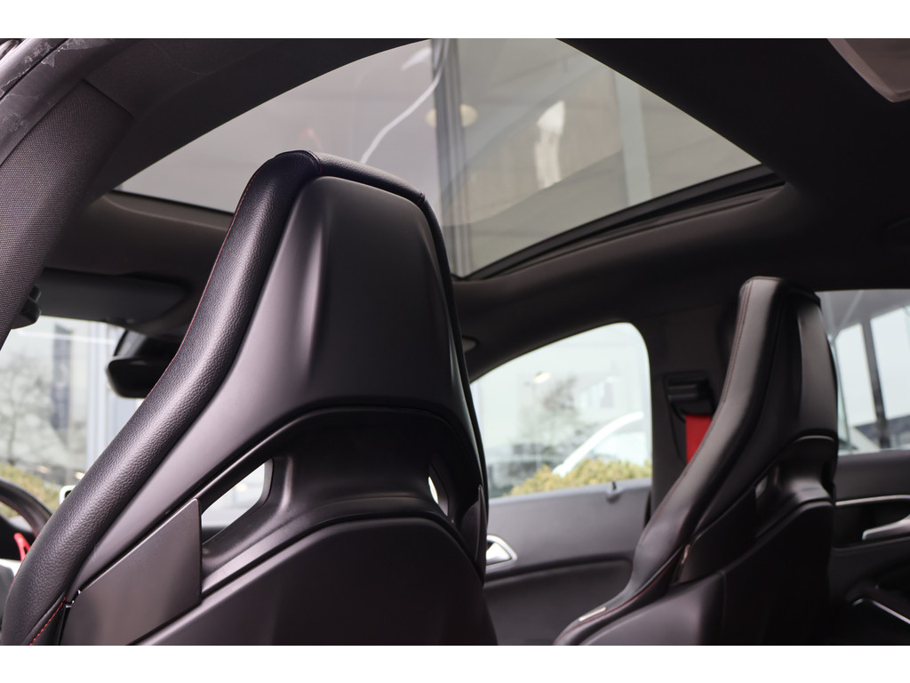 Mercedes-Benz CLA-Klasse AMG 45 4MATIC l 361 PK l Dealer onderhouden l Panoramadak l Performance stoelen l LED l THERMOTRONIC l PTS l Navi l 45361057-3.jpg | Sterdome B.V.