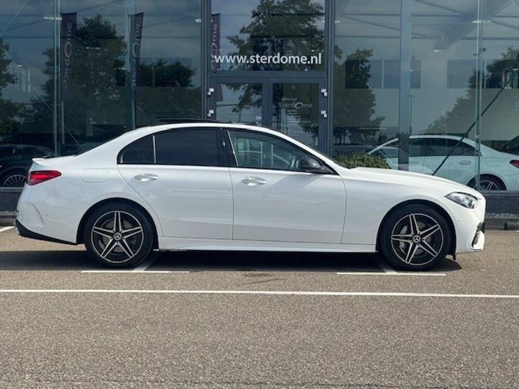 Mercedes-Benz C-Klasse 300 e AMG Line I Panorama dak I Distronic + I 360° camera I Burmester I Head-up I Digital Light I Memory I Sfeerverlichting I 46331216-4.jpg | Sterdome B.V.