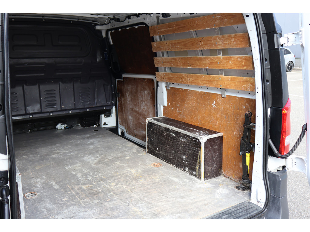 Mercedes-Benz Vito 114 CDI Lang l Betimmerd I Airco l Navi l Deuren achter l Trekhaak l Camera l Sidebars I 46554487-11.jpg | Sterdome B.V.