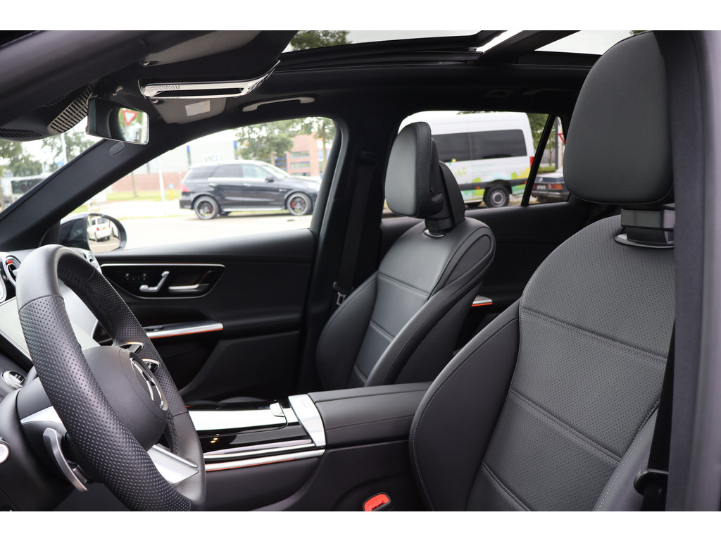 Mercedes-Benz GLC 300e 4MATIC Edition AMG line l Techniek pakket l Luchtvering l Massage I Panoramadak l Meesturende achteras l Memory l Sfeerverl 47210438-15.jpg | Sterdome B.V.