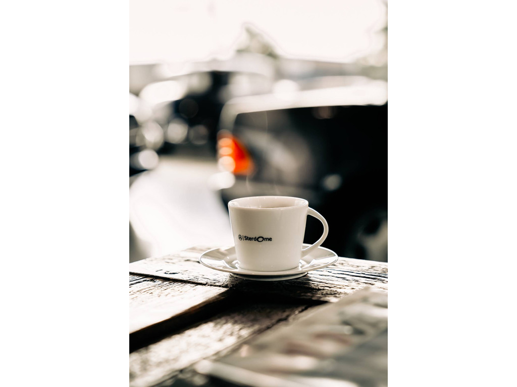 Mercedes-Benz E-Klasse 200 Exclusive l AIRMATIC luchtvering l Panoramadak l Memory l Burmerster l DISTRONIC l LED intelligent l Comand l Sfeerverlichti 47684498-34.jpg | Sterdome B.V.