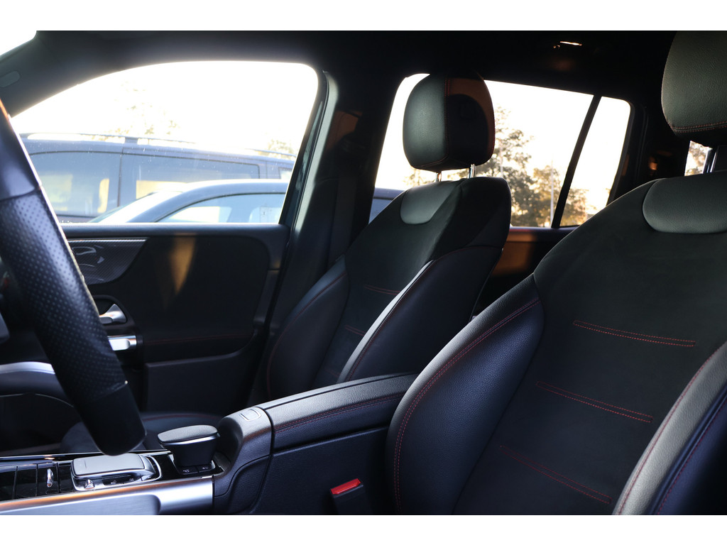 Mercedes-Benz GLB AMG 35 4MATIC l 306 PK l MBUX l Camera l LED l Wegklapbare Trekhaak l PTS l Airconditioning l Dode hoek assistent l 49431565-1.jpg | Sterdome B.V.