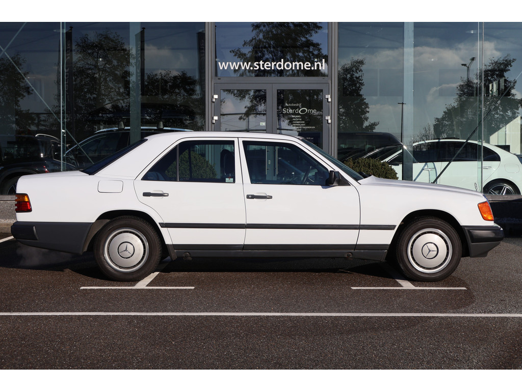 Mercedes-Benz E-Klasse 200-500 260 E l 6 Cilinder l Nederlandse Auto l Boekjes l Afneembare trekhaak l Zeer nette Staat l 49558715-2.jpg | Sterdome B.V.