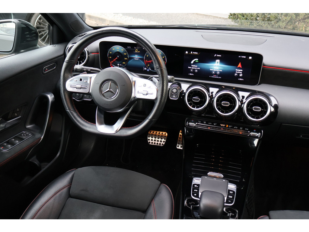 Mercedes-Benz A-Klasse 180 Business Solution AMG I BTW I Automaat I Camera I MBUX I Widescreen I LED I Stoelverwarming I Nederlandse auto I 51428192-1.jpg | Sterdome B.V.