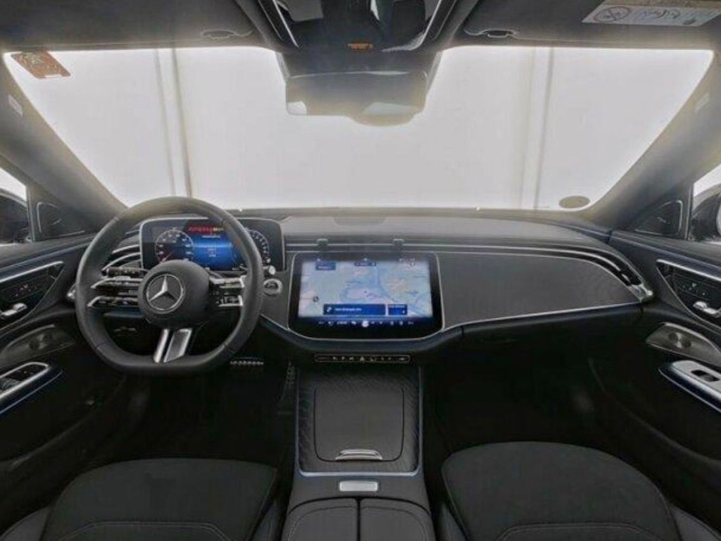 Mercedes-Benz E-Klasse Estate 300 e Edition AMG Line l Airmatic l Panoramadak l 360 gr Camera l Distronic l MBUX l Burmester 4D l Winterpakket l Digita 51962286-2.jpg | Sterdome B.V.