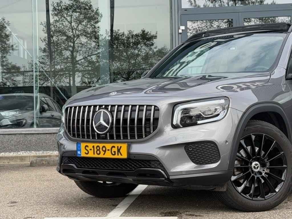 Mercedes-Benz GLB 200 Premium I Panorama dak I Widescreen I Stoelverwarming I AMG Look Velgen l Panamericana grille l Lederen Artico Interieur I 52456767-4.jpg | Sterdome B.V.
