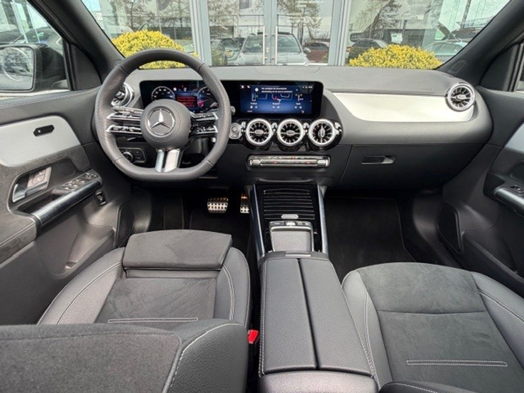 Mercedes-Benz GLA 200 Business Solution AMG l Panoramadak l MBUX l MULTIBEAM LED l Keyless Go l Camera l Wegklapbare trekhaak l Night pakket l Spiegel pakket l 52505484-1.jpg | Sterdome B.V.