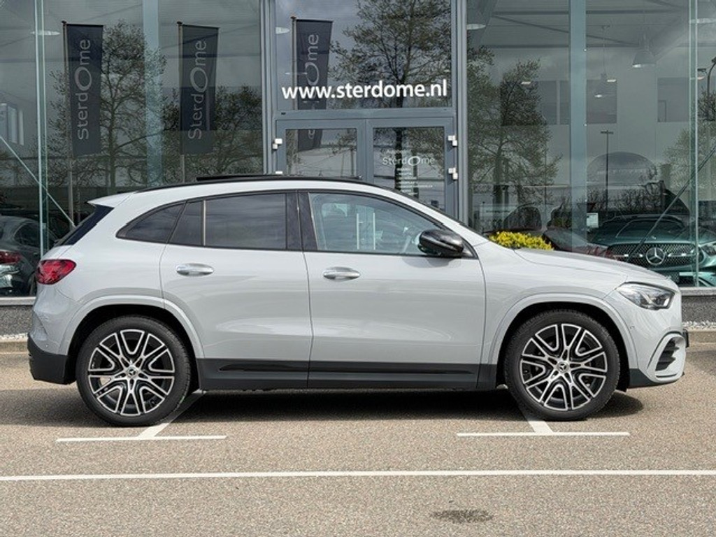 Mercedes-Benz GLA 200 Business Solution AMG l Panoramadak l MBUX l MULTIBEAM LED l Keyless Go l Camera l Wegklapbare trekhaak l Night pakket l Spiegel pakket l 52505484-2.jpg | Sterdome B.V.