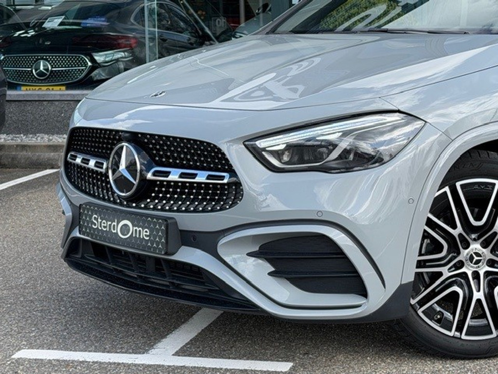 Mercedes-Benz GLA 200 Business Solution AMG l Panoramadak l MBUX l MULTIBEAM LED l Keyless Go l Camera l Wegklapbare trekhaak l Night pakket l Spiegel pakket l 52505484-3.jpg | Sterdome B.V.