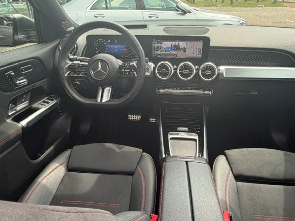 Mercedes-Benz GLB 200 AMG Line Premium Plus l Panoramadak l MBUX l Multibeam LED l 360 gr Camera l Wegklapbare trekhaak l Keyless Go l Sfeerverlic 54618542-1.jpg | Sterdome B.V.