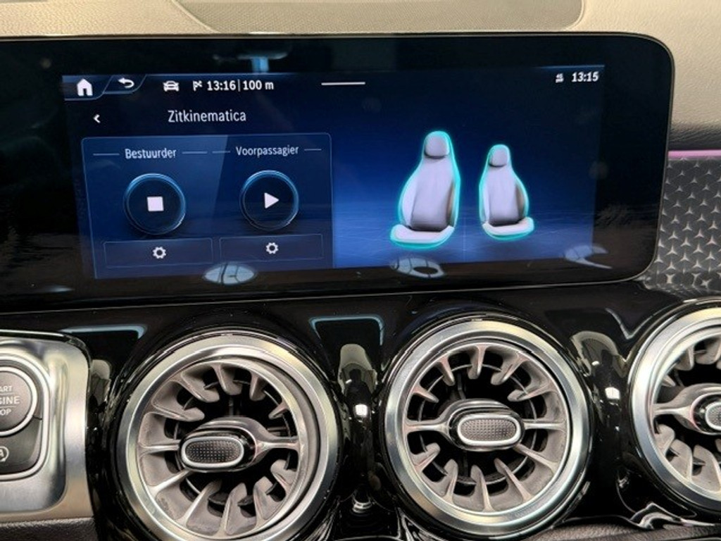 Mercedes-Benz GLB 200 AMG Line Premium Plus l Panoramadak l MBUX l Multibeam LED l 360 gr Camera l Wegklapbare trekhaak l Keyless Go l Sfeerverlic 54618542-11.jpg | Sterdome B.V.
