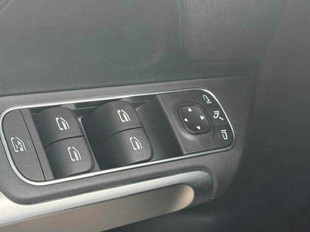 Mercedes-Benz GLB 200 AMG Line Premium Plus l Panoramadak l MBUX l Multibeam LED l 360 gr Camera l Wegklapbare trekhaak l Keyless Go l Sfeerverlic 54618542-14.jpg | Sterdome B.V.