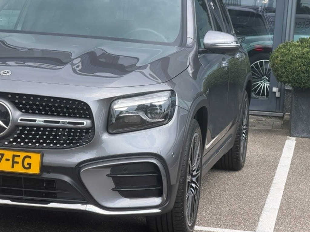 Mercedes-Benz GLB 200 AMG Line Premium Plus l Panoramadak l MBUX l Multibeam LED l 360 gr Camera l Wegklapbare trekhaak l Keyless Go l Sfeerverlic 54618542-19.jpg | Sterdome B.V.
