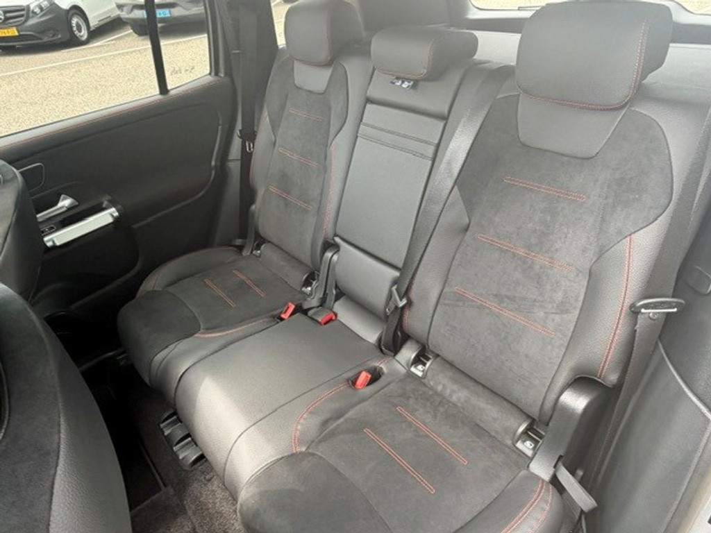 Mercedes-Benz GLB 200 AMG Line Premium Plus l Panoramadak l MBUX l Multibeam LED l 360 gr Camera l Wegklapbare trekhaak l Keyless Go l Sfeerverlic 54618542-24.jpg | Sterdome B.V.