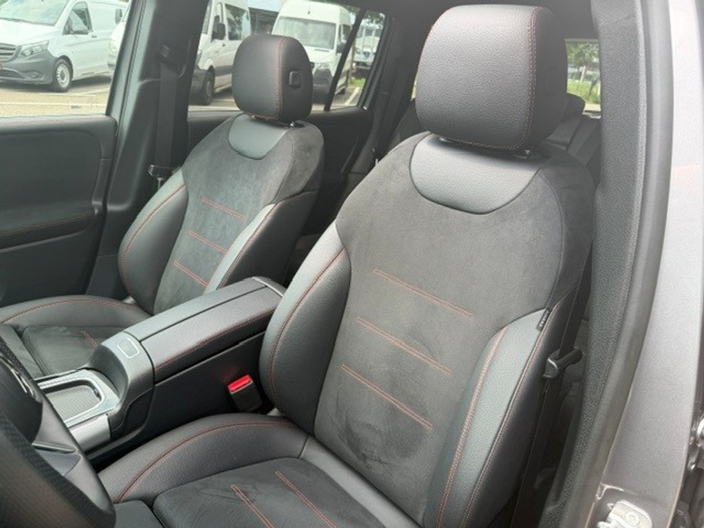 Mercedes-Benz GLB 200 AMG Line Premium Plus l Panoramadak l MBUX l Multibeam LED l 360 gr Camera l Wegklapbare trekhaak l Keyless Go l Sfeerverlic 54618542-27.jpg | Sterdome B.V.