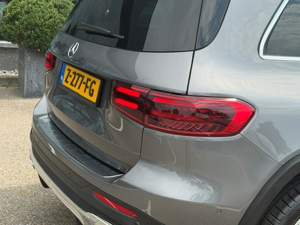 Mercedes-Benz GLB 200 AMG Line Premium Plus l Panoramadak l MBUX l Multibeam LED l 360 gr Camera l Wegklapbare trekhaak l Keyless Go l Sfeerverlic 54618542-29.jpg | Sterdome B.V.
