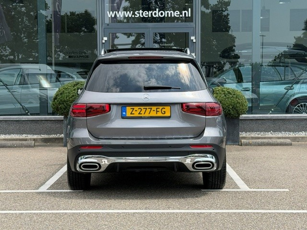 Mercedes-Benz GLB 200 AMG Line Premium Plus l Panoramadak l MBUX l Multibeam LED l 360 gr Camera l Wegklapbare trekhaak l Keyless Go l Sfeerverlic 54618542-3.jpg | Sterdome B.V.