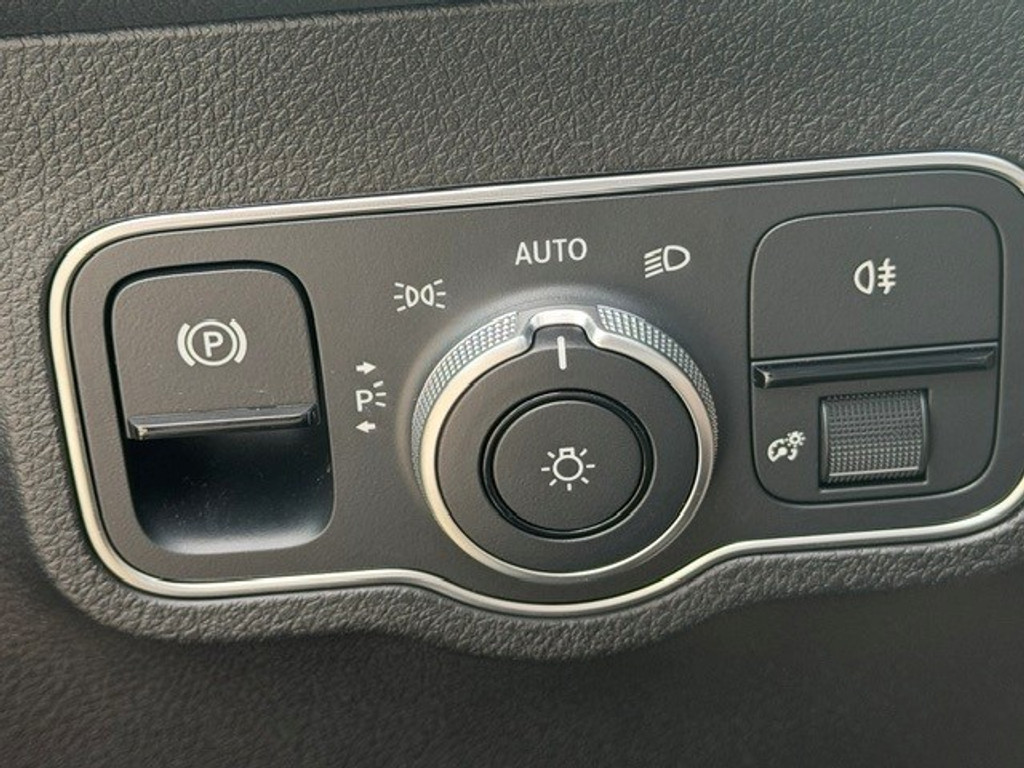 Mercedes-Benz GLB 200 AMG Line Premium Plus l Panoramadak l MBUX l Multibeam LED l 360 gr Camera l Wegklapbare trekhaak l Keyless Go l Sfeerverlic 54618542-35.jpg | Sterdome B.V.