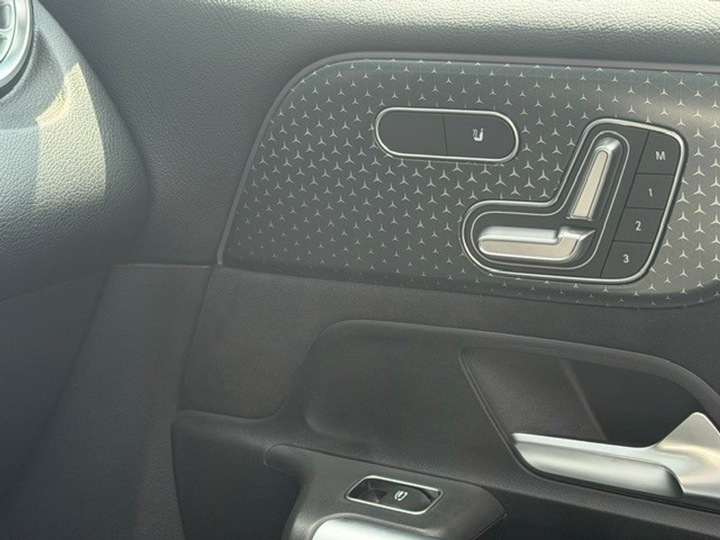 Mercedes-Benz GLB 200 AMG Line Premium Plus l Panoramadak l MBUX l Multibeam LED l 360 gr Camera l Wegklapbare trekhaak l Keyless Go l Sfeerverlic 54618542-36.jpg | Sterdome B.V.