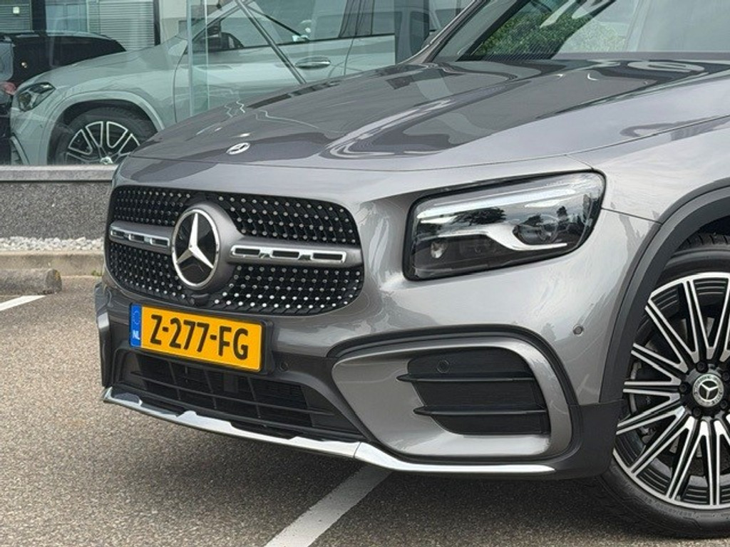 Mercedes-Benz GLB 200 AMG Line Premium Plus l Panoramadak l MBUX l Multibeam LED l 360 gr Camera l Wegklapbare trekhaak l Keyless Go l Sfeerverlic 54618542-5.jpg | Sterdome B.V.